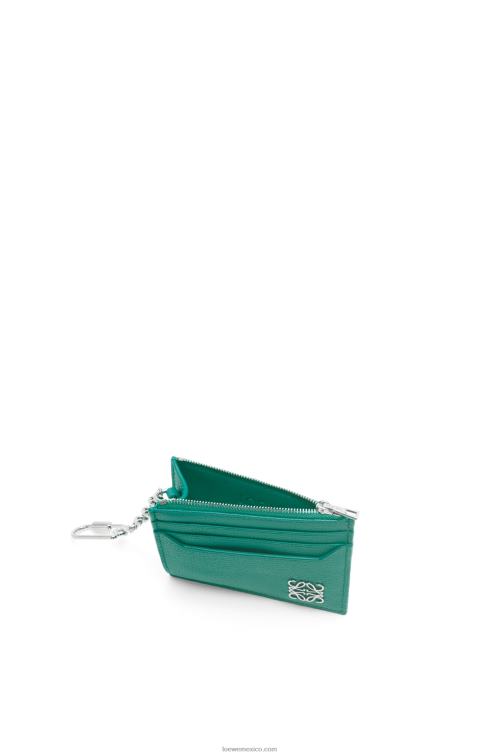 verde esmeralda tarjetero cuadrado con anagrama de piel de becerro granulada con cadena Loewe R8J8Z1412 mujer
