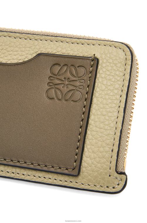 verde salvia/verde caqui oscuro tarjetero con monedas de piel de becerro granulada suave Loewe R8J8Z1329 mujer