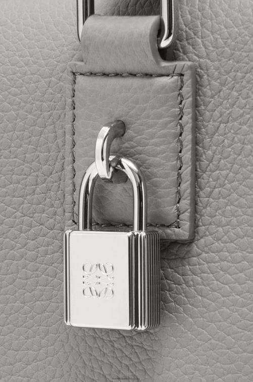 Perla gris Bolso amazona 23 de suave piel de becerro graneada Loewe R8J8Z133 mujer