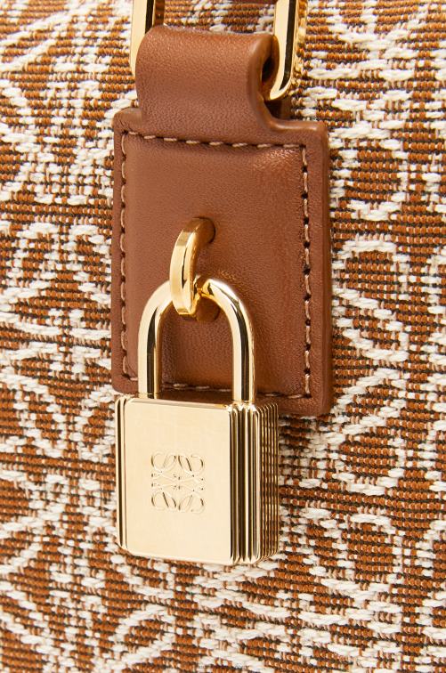 bronceado/pacana amazona 23 en anagrama jacquard y piel de becerro Loewe R8J8Z162 mujer