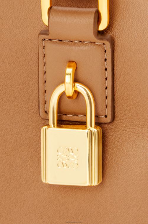 cálido desierto Bolso amazona 16 cuadrado de piel de becerro napa Loewe R8J8Z164 mujer