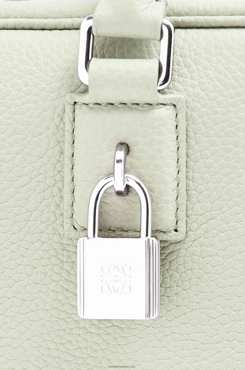 celadón claro Bolso amazona 23 de suave piel de becerro graneada Loewe R8J8Z135 mujer