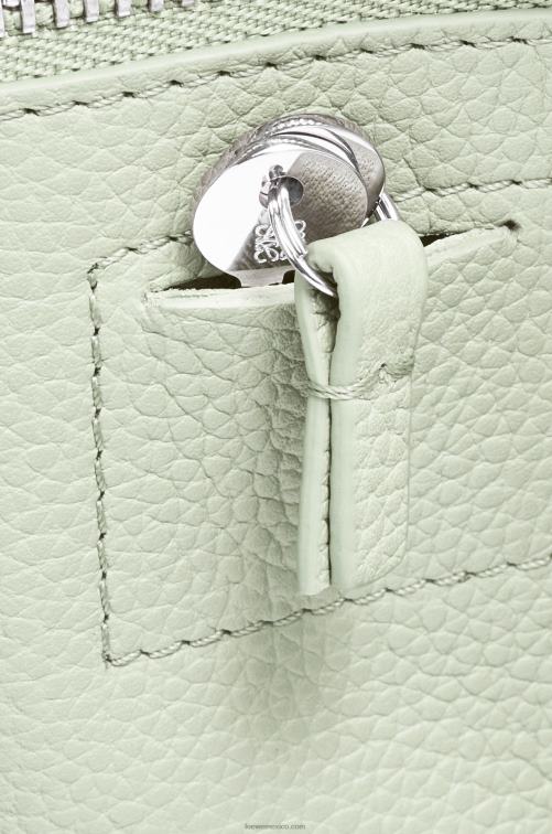 celadón claro Bolso amazona 23 de suave piel de becerro graneada Loewe R8J8Z135 mujer