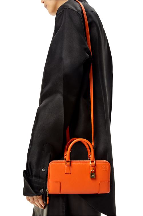 naranja bolsito amazona de napa de becerro Loewe R8J8Z283 mujer