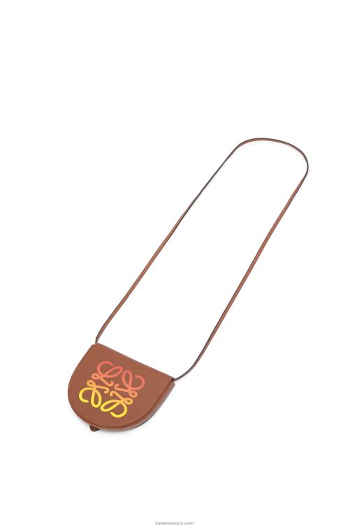 broncearse bolso pequeño con anagrama en el talón de piel de becerro clásica Loewe R8J8Z619 mujer