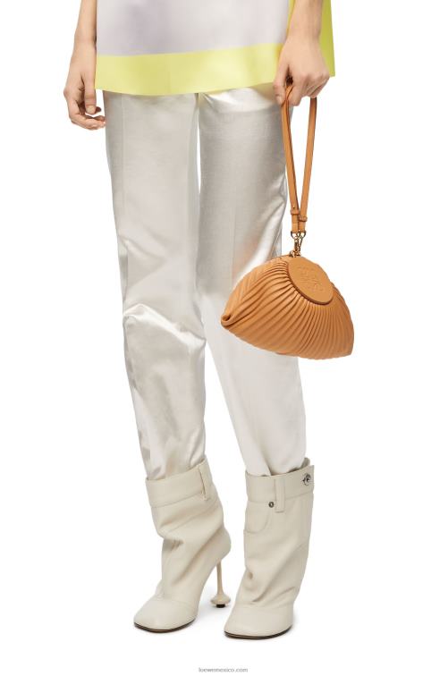 cálido desierto bolsito pulsera en napa plisada Loewe R8J8Z627 mujer