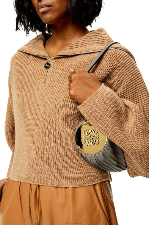 gris asfalto bolsito para pulsera de napa de becerro y latón Loewe R8J8Z622 mujer