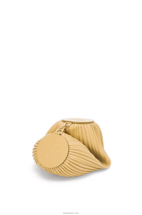 mantequilla oscura bolsito pulsera en napa plisada Loewe R8J8Z375 mujer