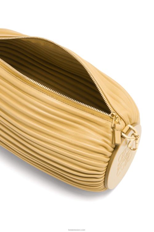 mantequilla oscura bolsito pulsera en napa plisada Loewe R8J8Z375 mujer