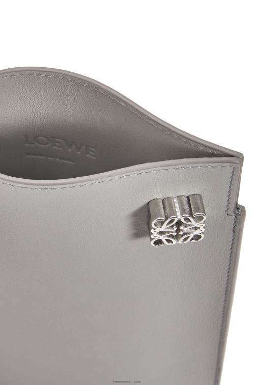 Perla gris bolsillo para dados en piel de becerro clásica Loewe R8J8Z572 mujer