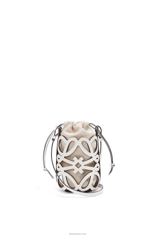 blanco/crudo bolsillo con anagrama recortado en piel de becerro clásica y lona Loewe R8J8Z558 mujer
