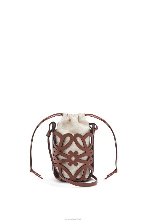 bronceado/crudo bolsillo con anagrama recortado en piel de becerro clásica y lona Loewe R8J8Z224 mujer