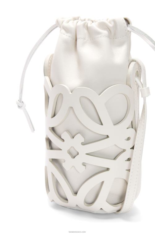 esmalte blanco bolsillo con anagrama recortado en piel de becerro clásica y napa Loewe R8J8Z552 mujer