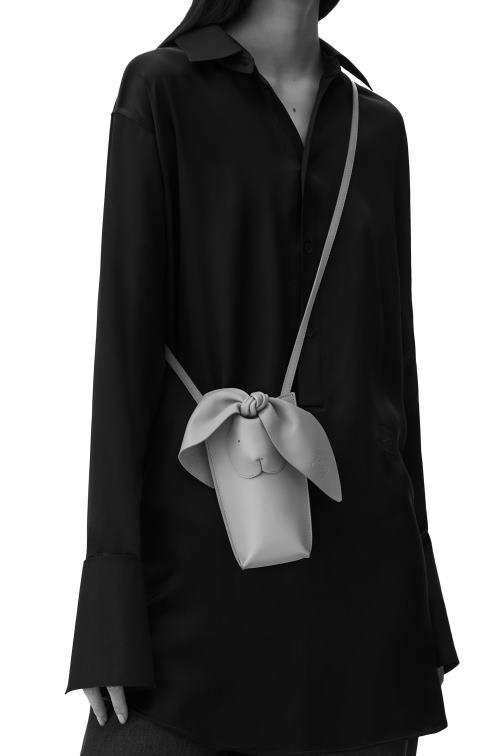 flor de durazno bolsillo de conejito en piel de becerro clásica Loewe R8J8Z621 mujer