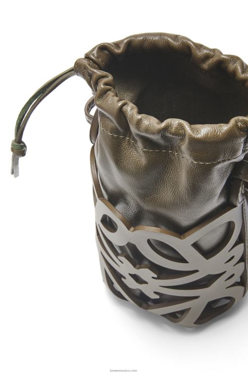 glaseado de polvo de té bolsillo con anagrama recortado en piel de becerro clásica y napa Loewe R8J8Z551 mujer