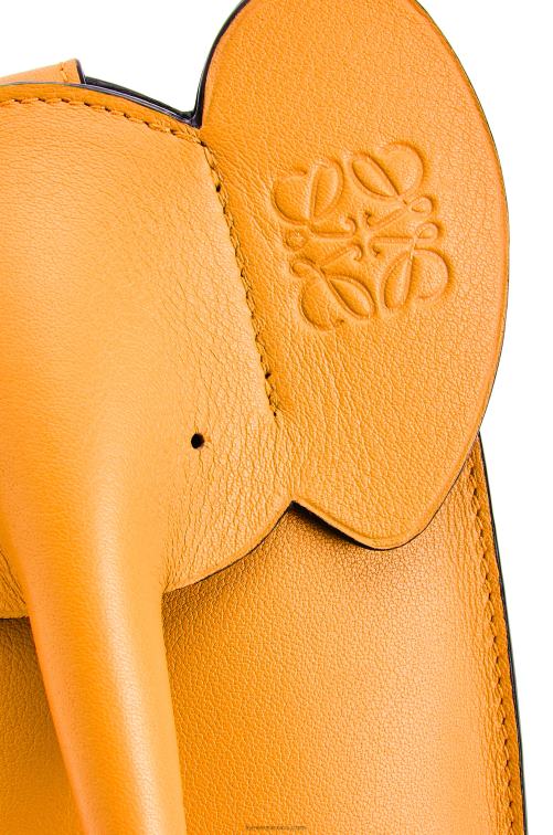 mandarín bolsillo de elefante en piel de becerro clásica Loewe R8J8Z616 mujer