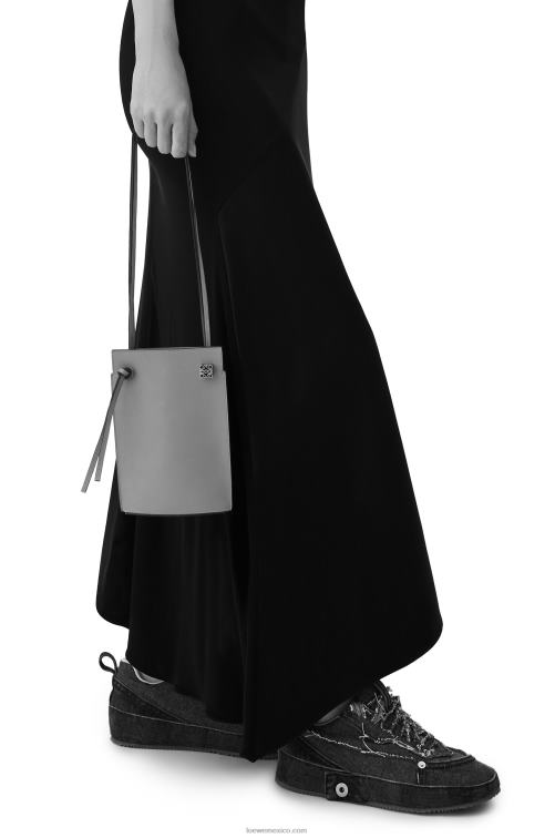 negro bolsillo para dados en piel de becerro clásica Loewe R8J8Z575 mujer