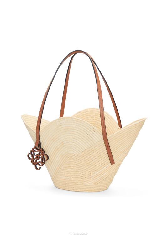 Bronceado natural Bolso cesta petal de rafia y piel bovina Loewe R8J8Z61 mujer