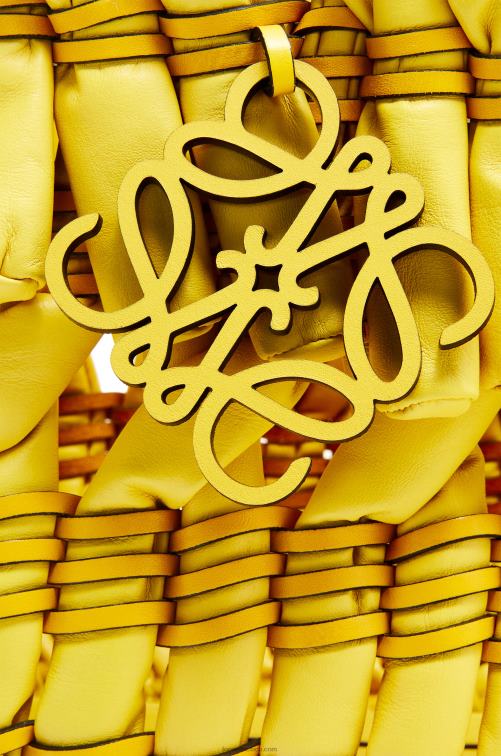 amarillo Cesta tubular pequeña de napa de cordero Loewe R8J8Z92 mujer