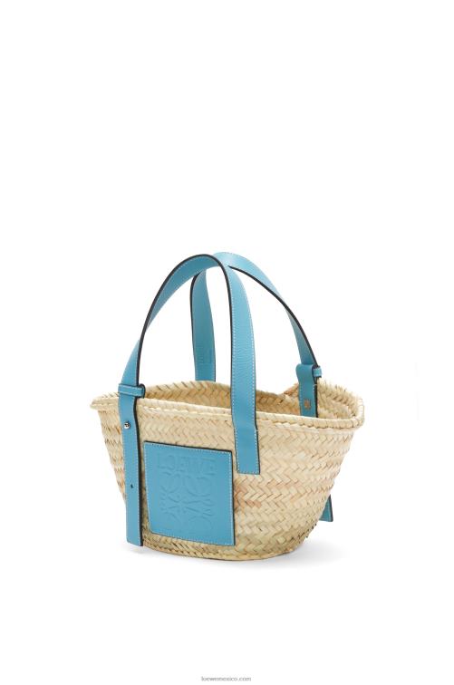 azul claro Bolso cesta pequeño en hoja de palma y piel de becerro Loewe R8J8Z57 mujer