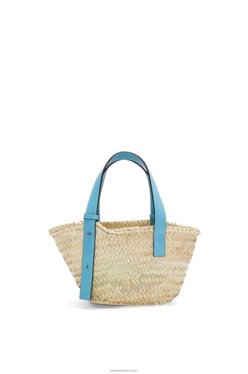 azul claro Bolso cesta pequeño en hoja de palma y piel de becerro Loewe R8J8Z57 mujer