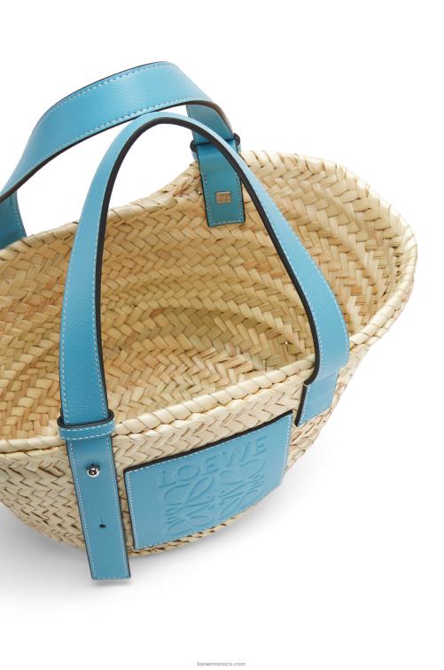 azul claro Bolso cesta pequeño en hoja de palma y piel de becerro Loewe R8J8Z57 mujer