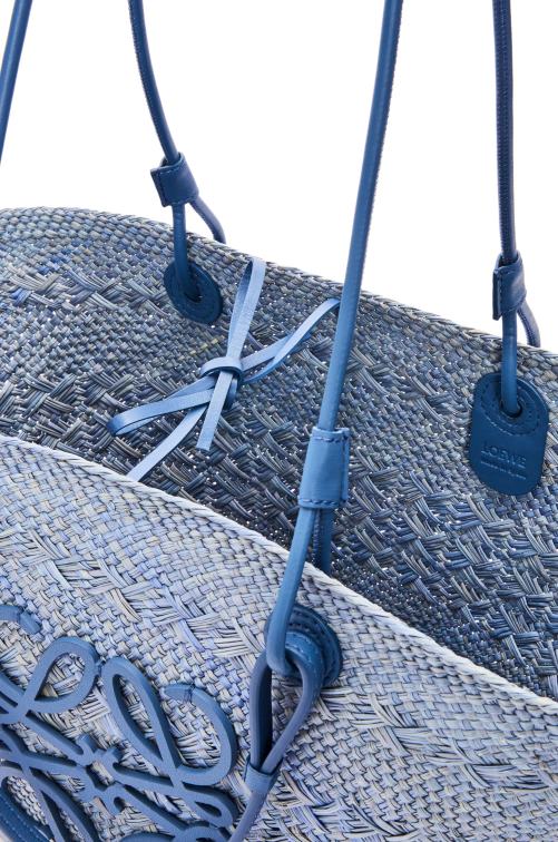 azul mezclilla Bolso basket anagram en palma de iraca y piel de becerro Loewe R8J8Z1 mujer
