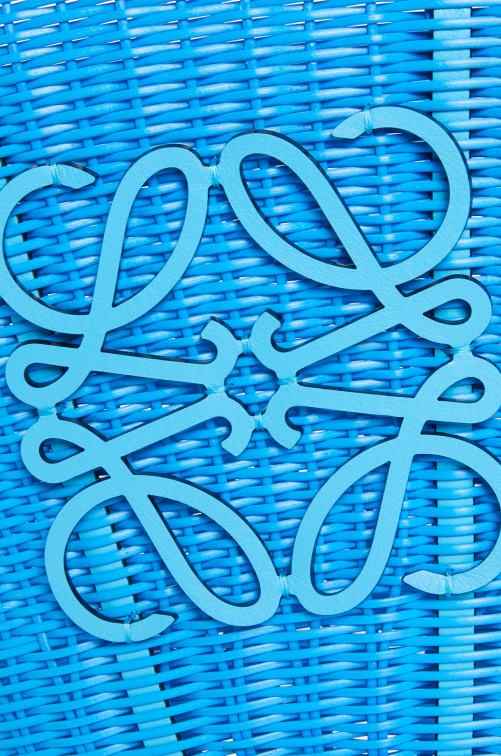 cielo azul Bolso cesta sirena de plástico y piel de becerro Loewe R8J8Z60 mujer