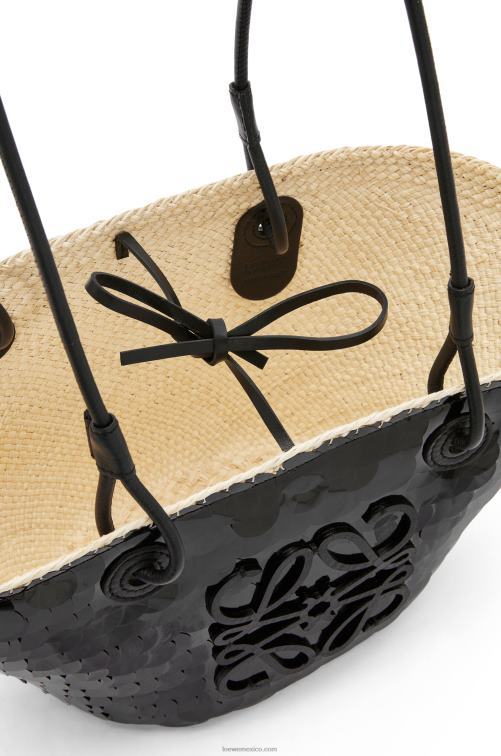 negro Canasta pequeña con anagrama en palma de iraca con lentejuelas y piel de becerro Loewe R8J8Z71 mujer
