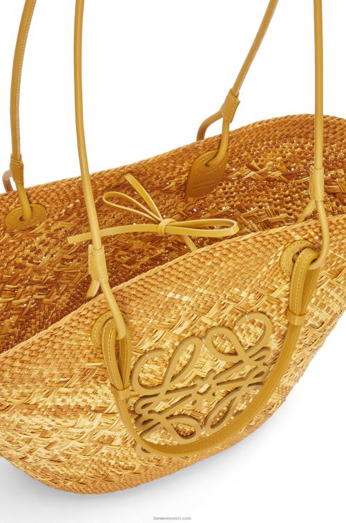 ocre Bolso basket anagram en palma de iraca y piel de becerro Loewe R8J8Z7 mujer