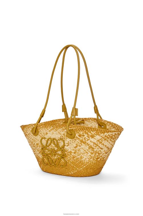 ocre Bolso basket pequeño anagram de palma de iraca y piel de becerro Loewe R8J8Z8 mujer