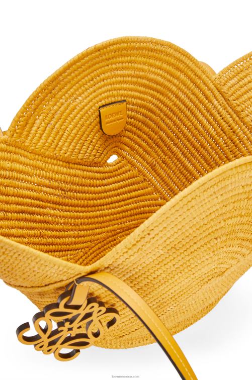 ocre Bolso cesta petal de rafia y piel bovina Loewe R8J8Z40 mujer