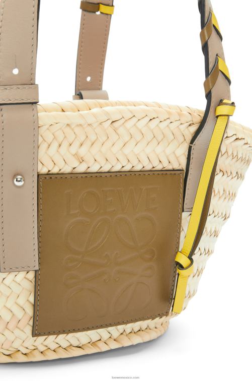 oliva/arena Bolso cesta pequeño en hoja de palma con asa trenzada en piel de becerro Loewe R8J8Z5 mujer