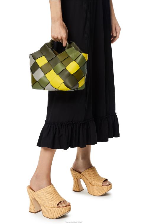 verde bolso basket pequeño excedente de cuero tejido en piel de becerro clásica Loewe R8J8Z103 mujer