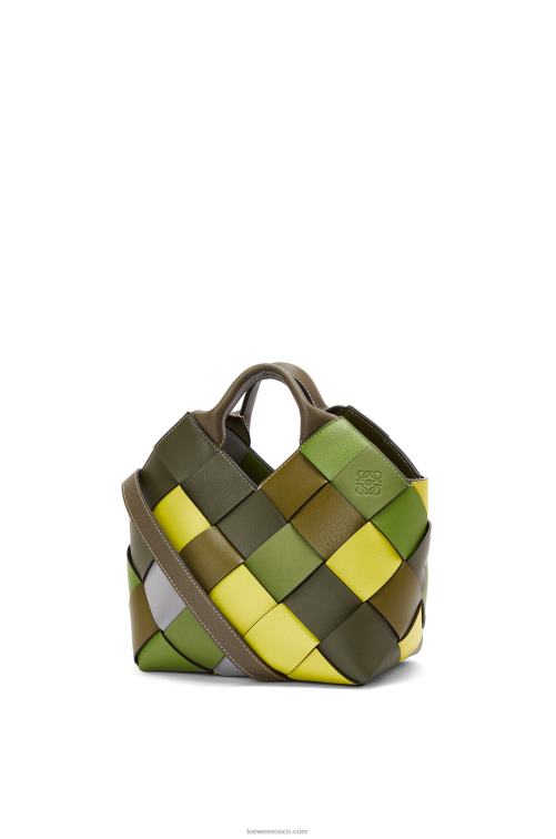 verde bolso basket pequeño excedente de cuero tejido en piel de becerro clásica Loewe R8J8Z103 mujer