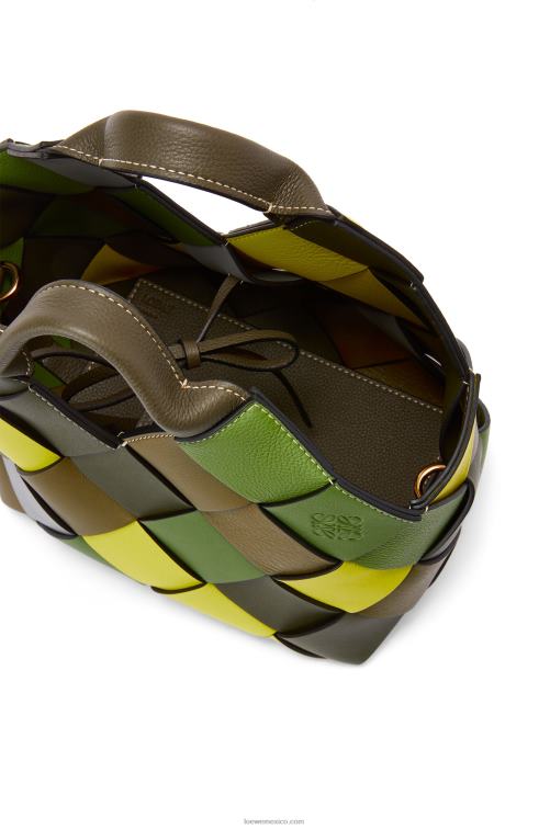 verde bolso basket pequeño excedente de cuero tejido en piel de becerro clásica Loewe R8J8Z103 mujer