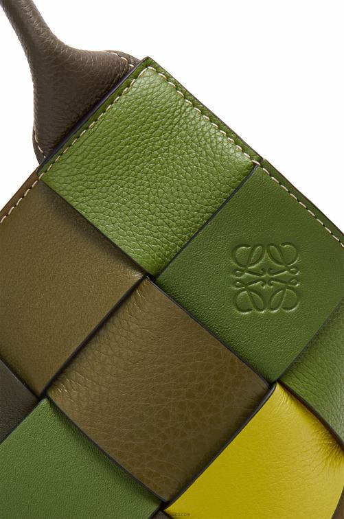 verde bolso basket pequeño excedente de cuero tejido en piel de becerro clásica Loewe R8J8Z103 mujer
