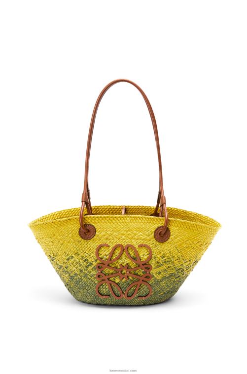 verde caqui/amarillo Bolso basket pequeño anagram de palma de iraca y piel de becerro Loewe R8J8Z64 mujer