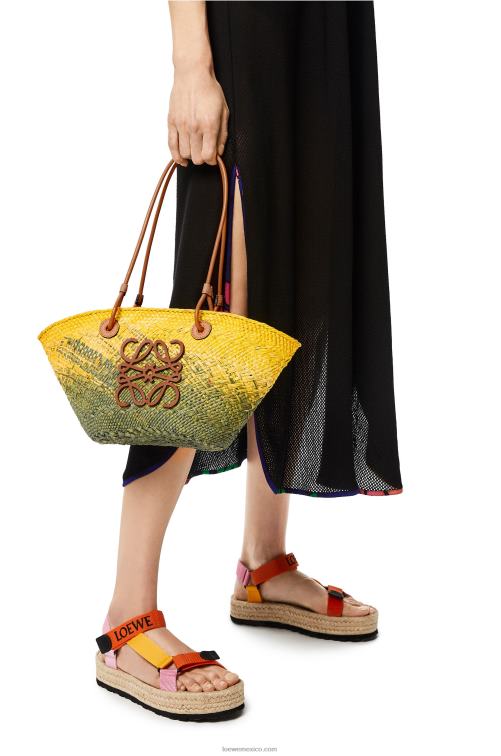 verde caqui/amarillo Bolso basket pequeño anagram de palma de iraca y piel de becerro Loewe R8J8Z64 mujer