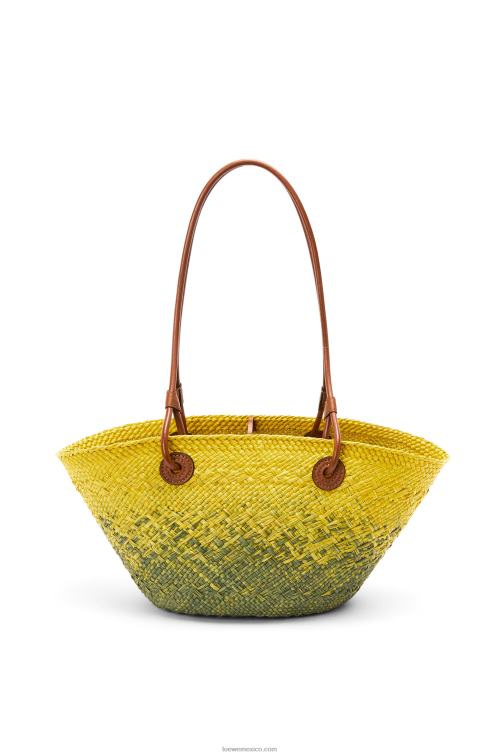 verde caqui/amarillo Bolso basket pequeño anagram de palma de iraca y piel de becerro Loewe R8J8Z64 mujer