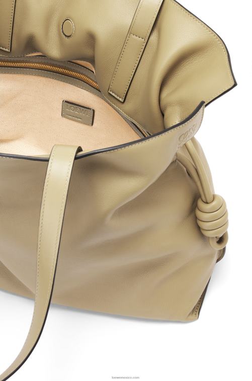 arcilla verde bolso de mano flamenco grande de piel de becerro napa Loewe R8J8Z423 mujer