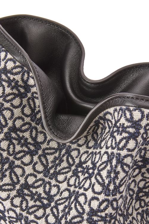 azul marino/negro mini clutch de flamenca en jacquard anagrama y piel bovina Loewe R8J8Z292 mujer