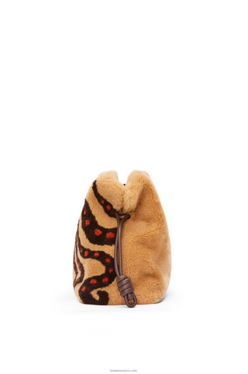 beige/chocolate clutch flamenco xl en borrego Loewe R8J8Z466 mujer