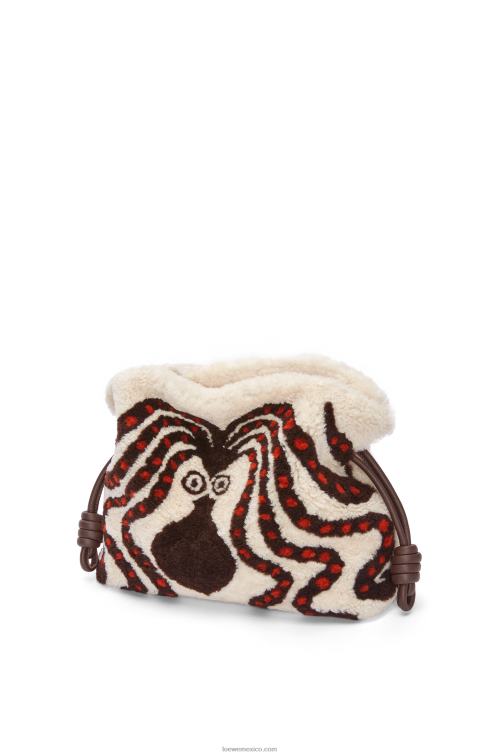 blanco suave/chocolate clutch de flamenca en borrego Loewe R8J8Z467 mujer