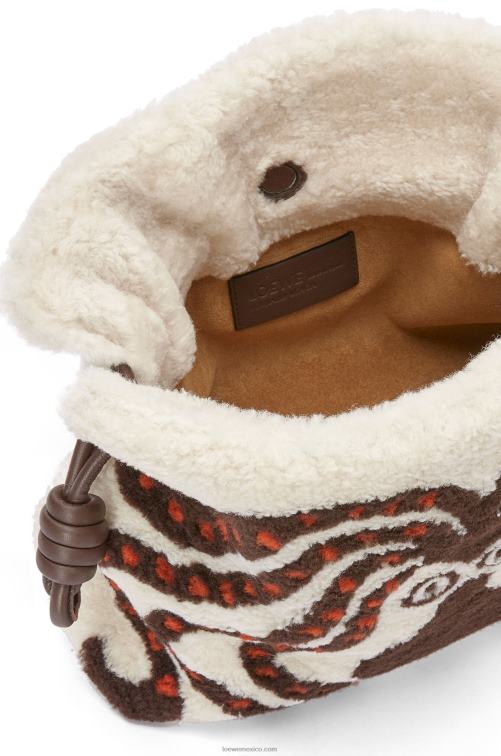 blanco suave/chocolate clutch de flamenca en borrego Loewe R8J8Z467 mujer