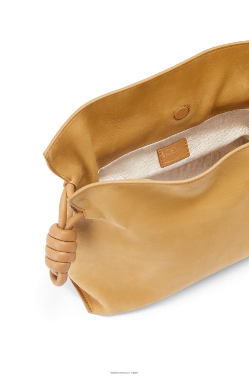desierto clutch flamenco en nubuck Loewe R8J8Z528 mujer