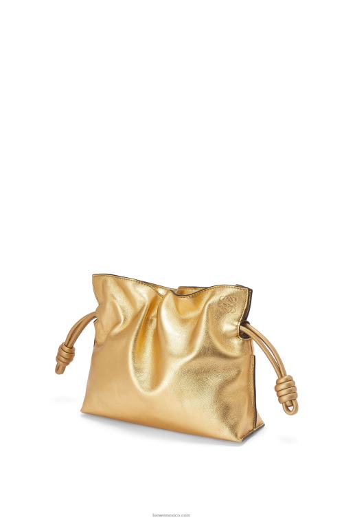 oro bolso de mano mini flamenco de piel de becerro napa con cadena Loewe R8J8Z333 mujer