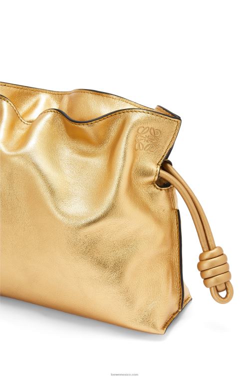 oro bolso de mano mini flamenco de piel de becerro napa con cadena Loewe R8J8Z333 mujer