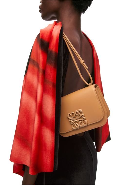cálido desierto bolso goya pequeño en piel de becerro de seda Loewe R8J8Z455 mujer