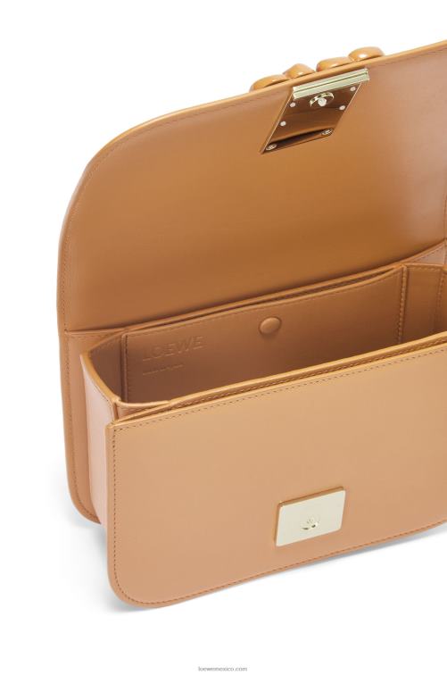 cálido desierto bolso goya pequeño en piel de becerro de seda Loewe R8J8Z455 mujer
